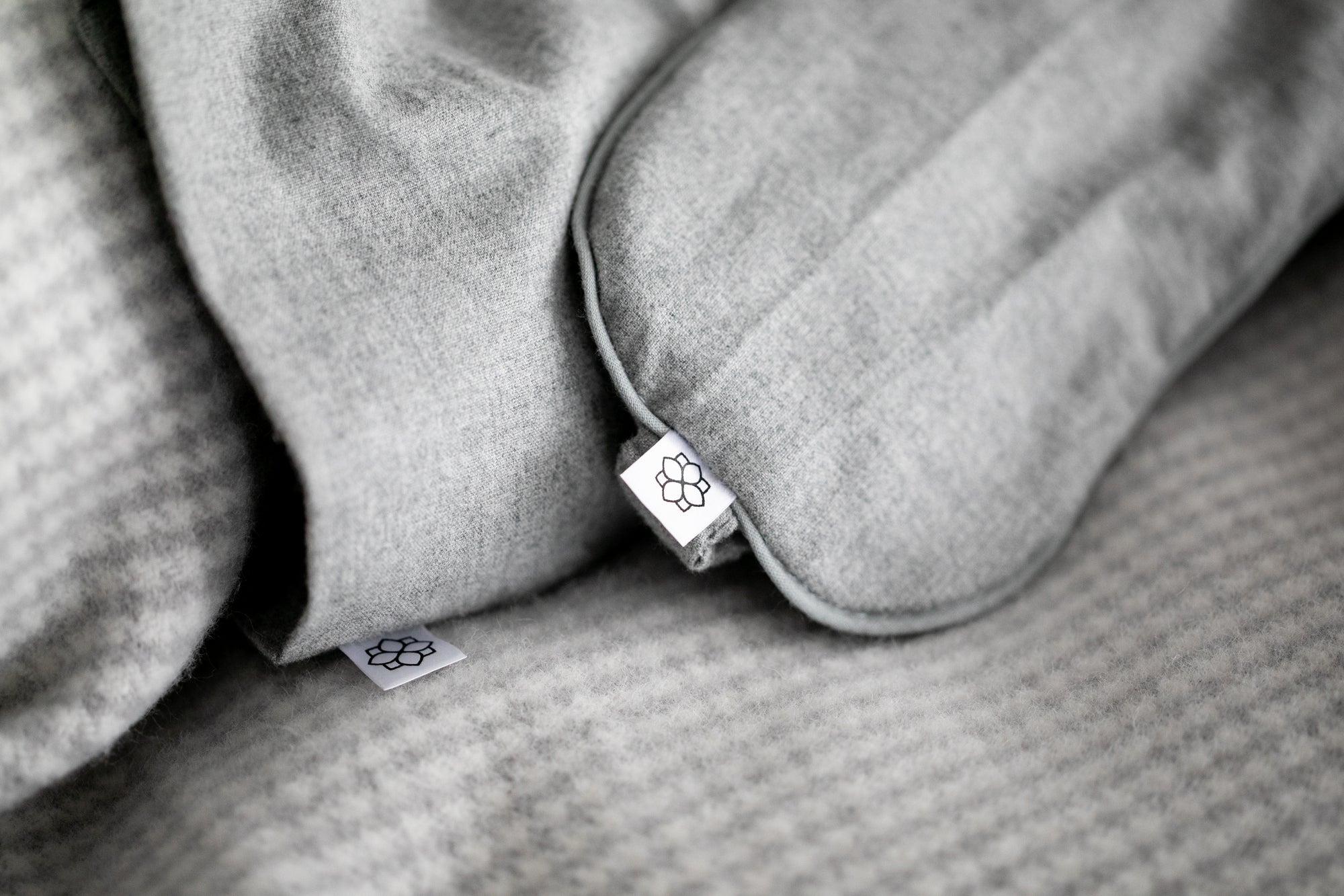 Spritz Wellness  Luxury Aromatherapy Eye Mask - Soft Grey